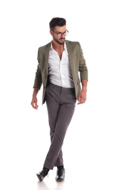 genç adam wth bağdaş ayakta tarafına aşağıya bakar 