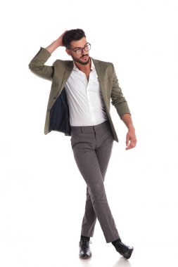giyinmiş rahat adam resmen elle başının arkasında duran