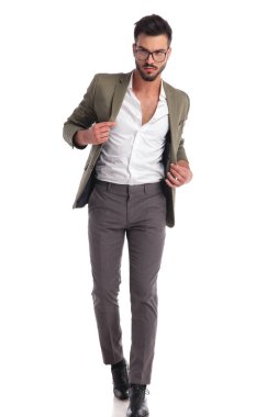 seksi şık adam açık yaka ve yeşil elbise yürüyüş 