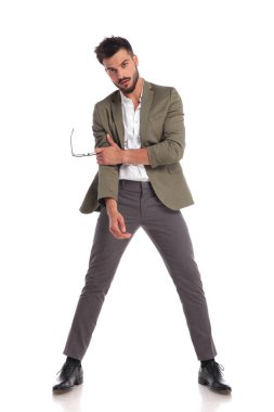 şehvetli ve baskın şık adam dirsek tutarak ayakta