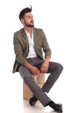 tarafına bakan zarif yeşil takım elbise gurur oturan adam