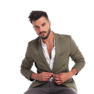 seksi genç adam onun yeşil elbise kadar düğmelerini sakallı