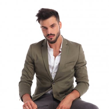 yeşil elbise giyen baştan çıkarıcı zarif adam portresi