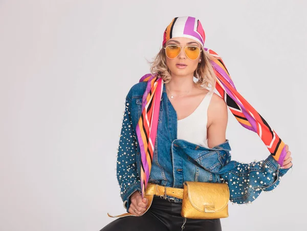 Sexy mujer vistiendo colorido pañuelo y denim deshecho camisa — Foto de Stock