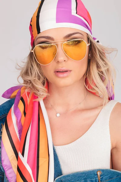 Retrato de mujer atractiva con pañuelo de color y gafas de sol — Foto de Stock