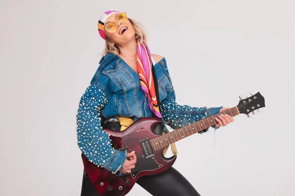 Mujer feliz estrella de rock disfruta tocando la guitarra — Foto de Stock