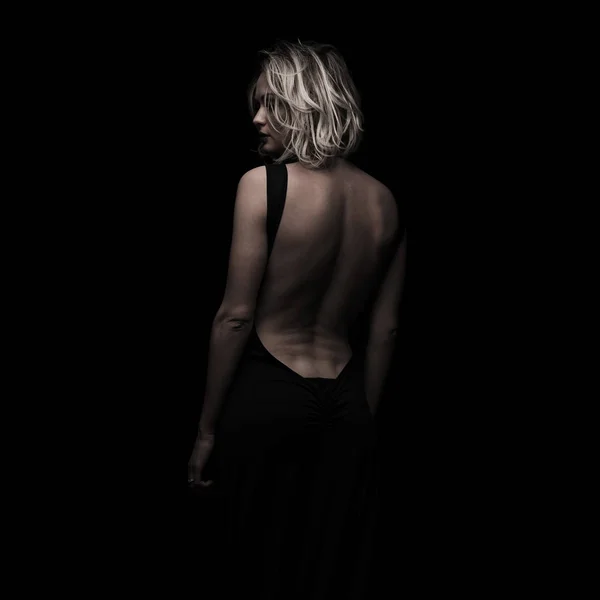 Vue arrière de la femme élégante portant une robe noire sans dos — Photo