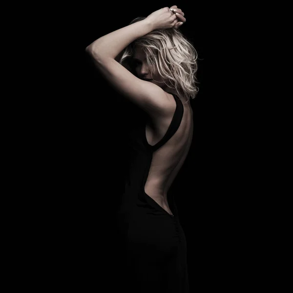 Mujer seductora usando vestido sin espalda posando con las manos por encima de h — Foto de Stock