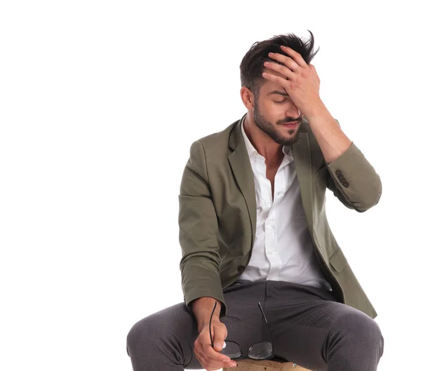 Porträt eines müden, eleganten Mannes, der sein Gesicht in die Handfläche legt — Stockfoto