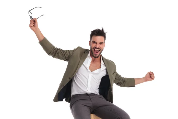 Retrato de homem de negócios feliz relaxando e celebrando enquanto se senta — Fotografia de Stock