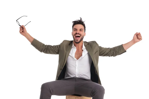 Uomo d'affari di successo urlando e celebrando con le mani in t — Foto Stock