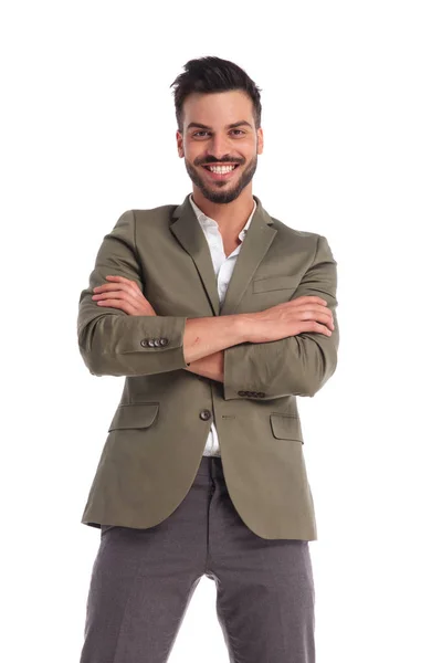 Retrato de homem elegante feliz de pé com as mãos cruzadas — Fotografia de Stock