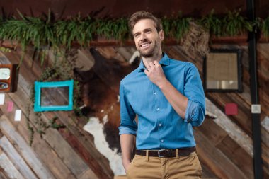 Olumlu tesadüfi adam yakasını düzeltiyor ve başka tarafa bakıyor.