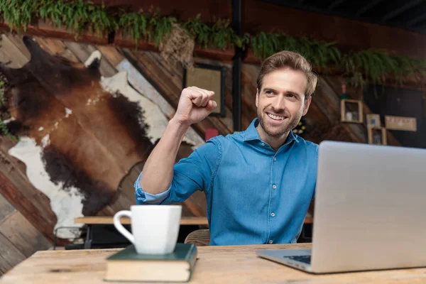 Positieve zakenman viert feest en kijkt weg — Stockfoto