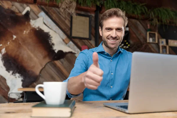 Positivo uomo casuale sorridente e dando un pollice in su — Foto Stock