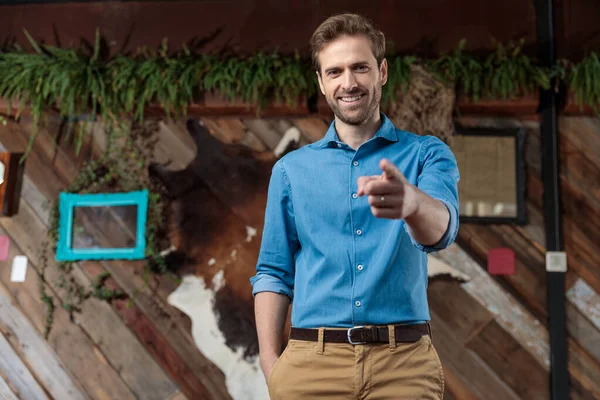 Gelukkig casual man wijzen naar voren en glimlachen — Stockfoto