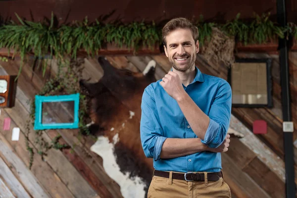 Positivo casual hombre riendo mientras llevaba una camisa azul — Foto de Stock