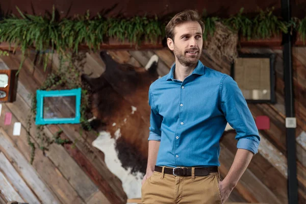 Thoughtful businessman looking away and standing — Stock Photo, Image