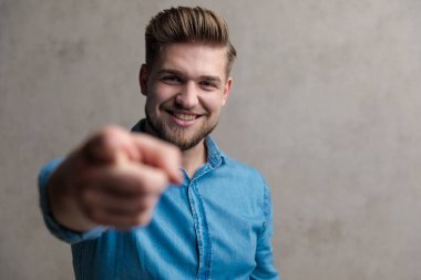 Gülümseyen ve ileriye bakan neşeli, sıradan bir adam.