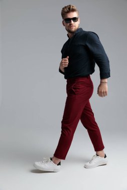 Kendine güvenen bir modacının yan görünüşü 