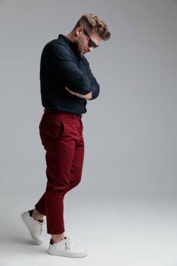 El ele tutuşan düşünceli bir adamın yan görüntüsü.