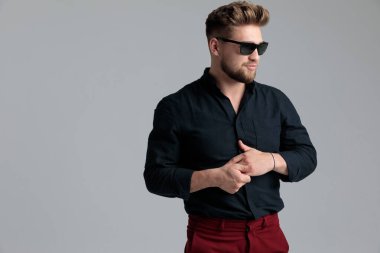 Moda adamı gözlerini kaçırıp elleriyle oynuyor.