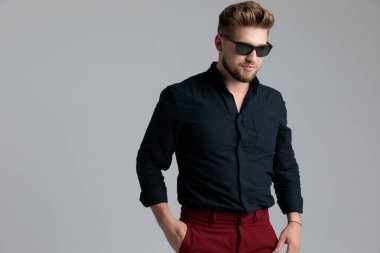 Sert moda adamı elini cebinde tutuyor.