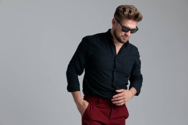 Merak eden moda adamı elini cebinde tutuyor. 