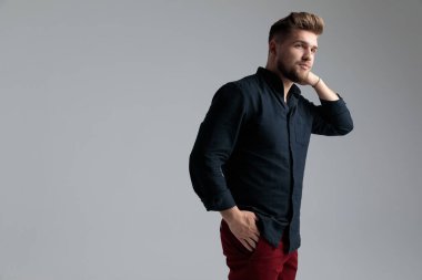 Umutlu moda adamı elini cebinde tutuyor.