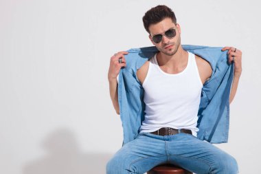 Çekici, sıradan bir adam jakcetini çıkarıyor.