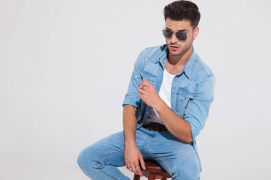 Güneş gözlüğü takan yakışıklı, sıradan bir adam.