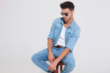 Düşünceli sıradan bir adam başka tarafa bakıyor ve merak ediyor. 