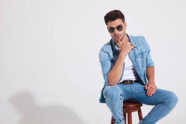 Büyüleyici sıradan bir adam ileriye bakıyor ve ilgileniyor.