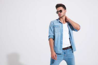 Yakışıklı, sıradan bir adam elini boynuna koyuyor.