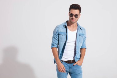 Elini cebinde tutan sert, sıradan bir adam. 