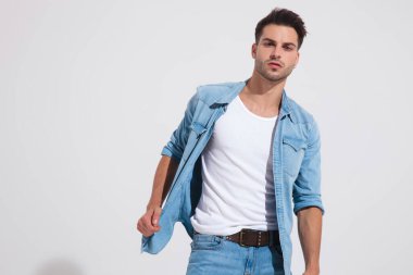 Çekici, sıradan bir adam ceketini düzeltiyor. 