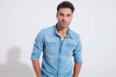 Elini cebine atan sıradan bir adam. 