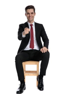 Çekici iş adamı ileri işaret ediyor 