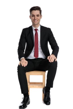 Pozitif iş adamı ileriye bakıyor ve gülümsüyor