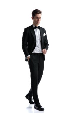 Smokin giyen şık bir moda adamı,
