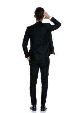 Düşünceli genç bir adamın düşünme ve kafa karıştırma düşüncesi.