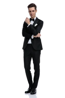 Smokin giyen düşünceli, zarif bir adam.