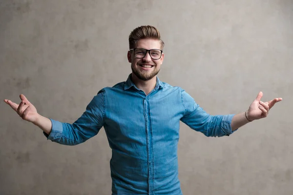 Positieve casual man lachen en verwelkomen met zijn armen open — Stockfoto