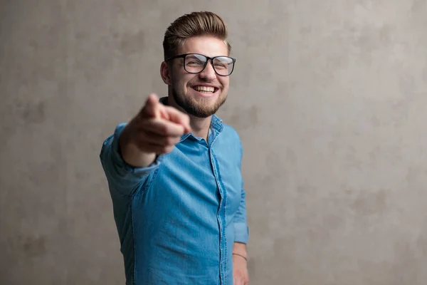 Gelukkig casual man wijzen naar voren en lachen — Stockfoto