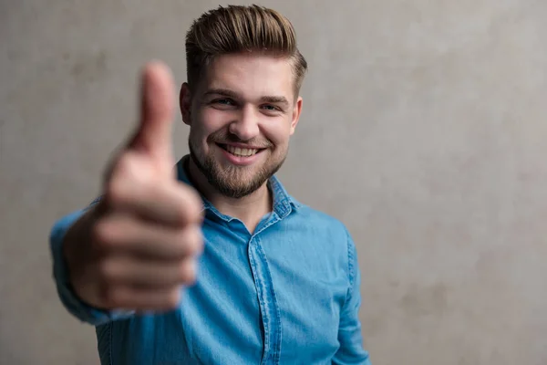 Positive casual man smiling and giving a thumbs up — Stock Photo, Image