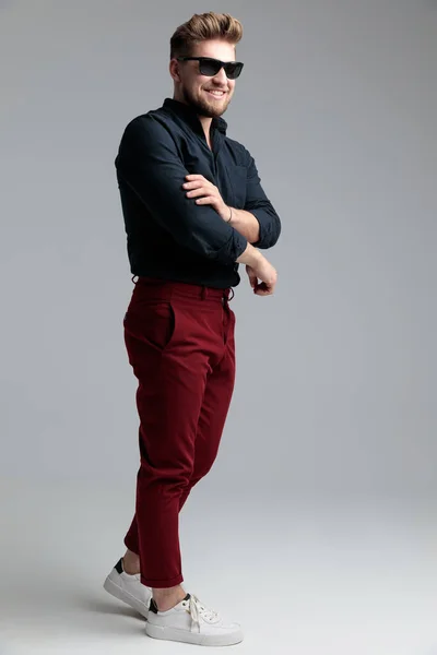Vista lateral de um homem de moda alegre fixando sua manga — Fotografia de Stock