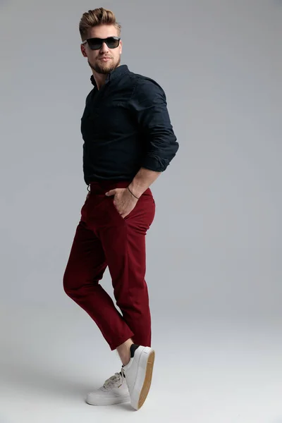 彼のポケットに手を握っている自信のあるファッションの男 — ストック写真
