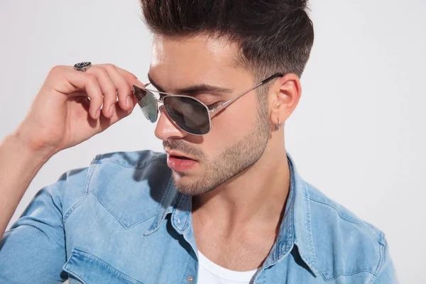 Close up of a charming fashion man fixing his sunglasses — Stock Photo, Image
