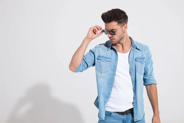 Confident fashion man taking off his sunglasses — Stock Photo, Image