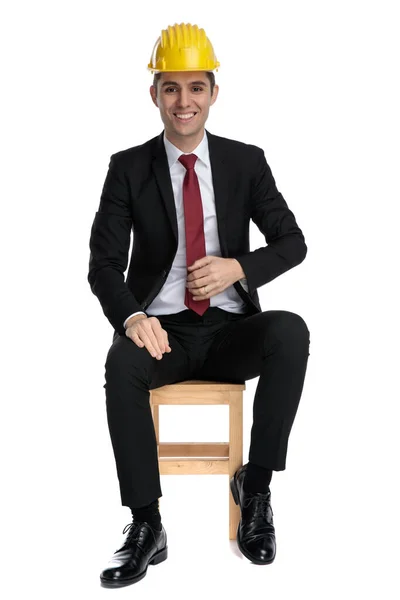 Uomo d'affari positivo in attesa e ridendo — Foto Stock